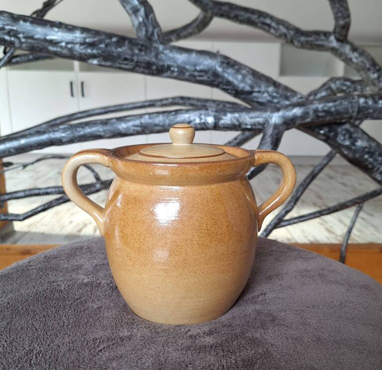 Kamionkowy garnek z pokrywką