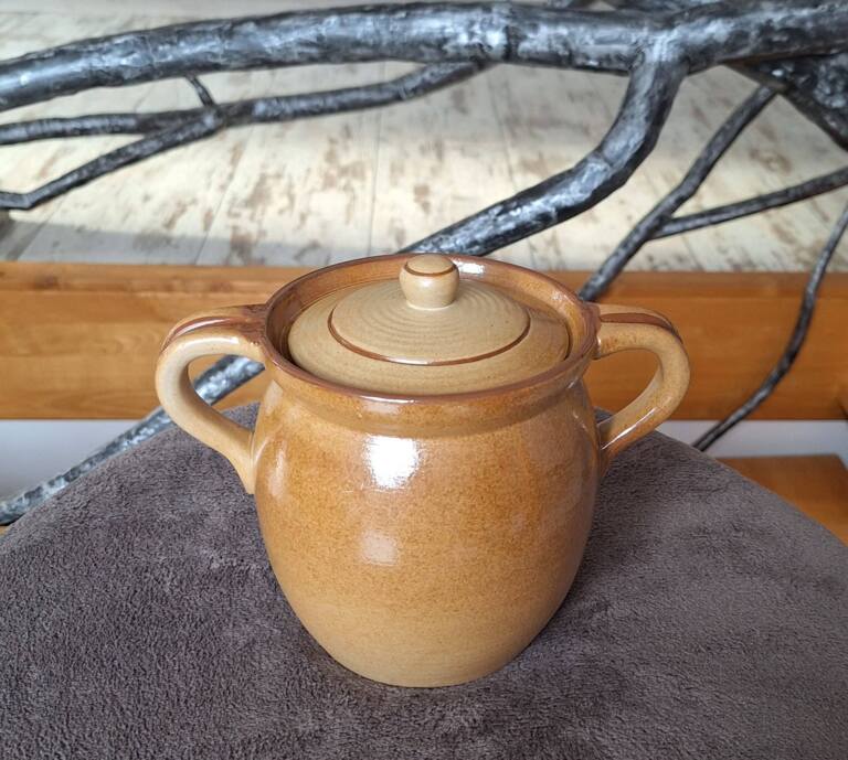 Kamionkowy garnek z pokrywką