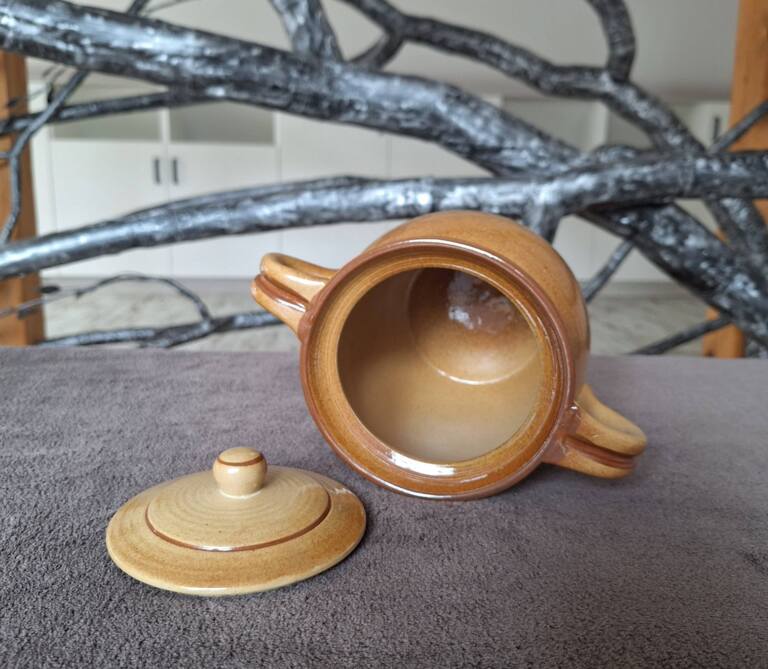 Kamionkowy garnek z pokrywką