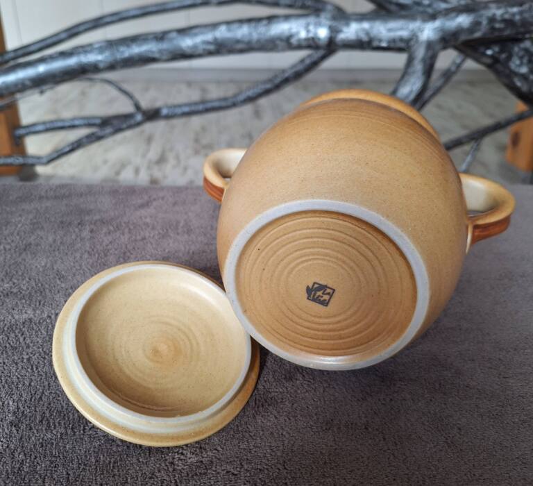 Kamionkowy garnek z pokrywką