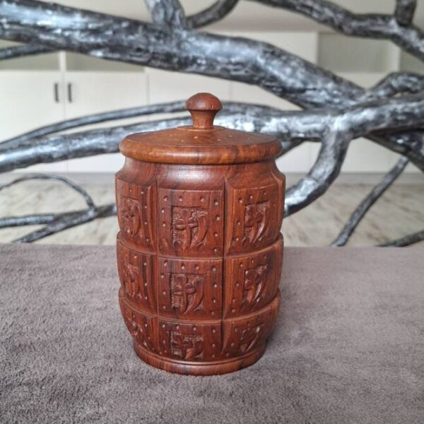 Drewniany rzeźbiony pojemnik z pokrywką