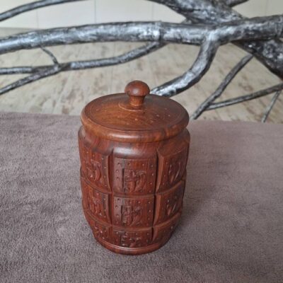 Drewniany rzeźbiony pojemnik z pokrywką