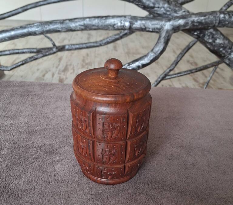 Drewniany rzeźbiony pojemnik z pokrywką