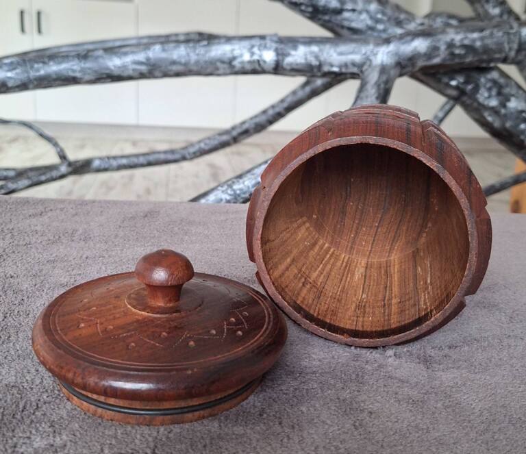 Drewniany rzeźbiony pojemnik z pokrywką