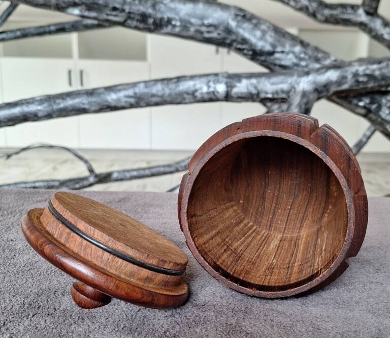 Drewniany rzeźbiony pojemnik z pokrywką