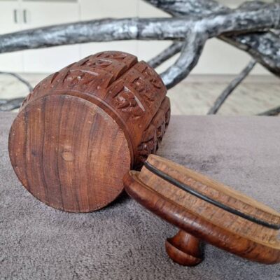 Drewniany rzeźbiony pojemnik z pokrywką