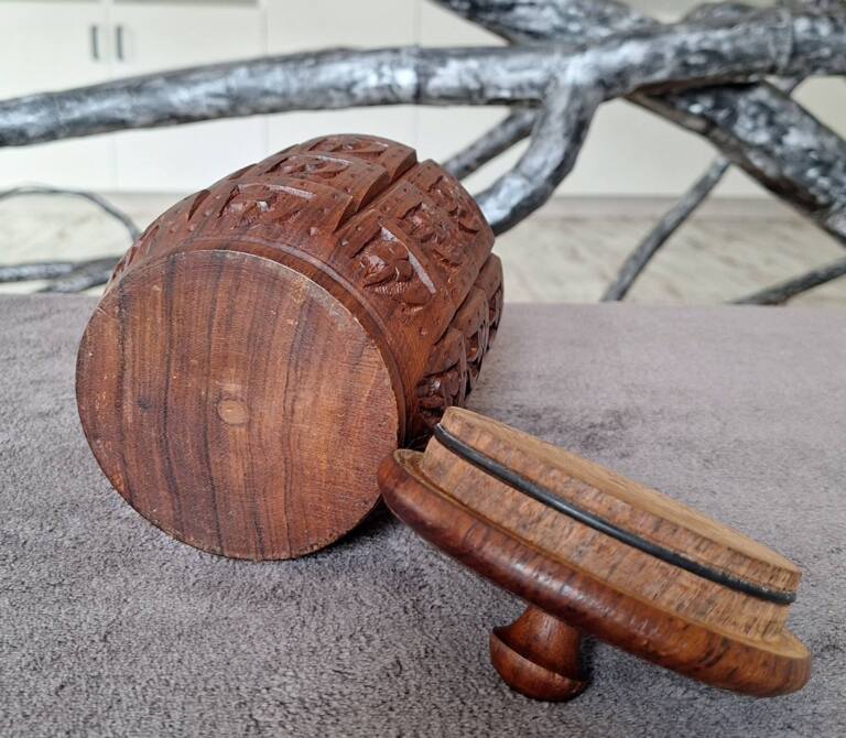 Drewniany rzeźbiony pojemnik z pokrywką