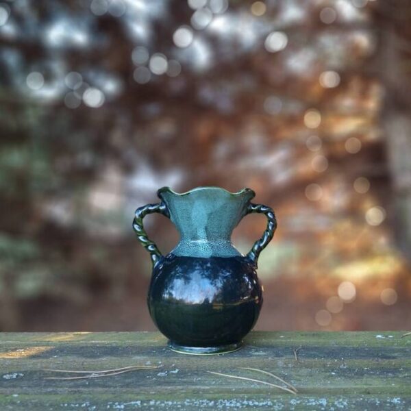 Ceramiczny zielony wazon z dwoma uchwytami