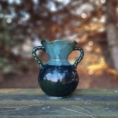 Ceramiczny zielony wazon z dwoma uchwytami