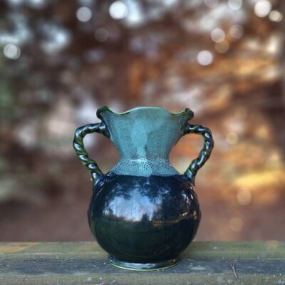 Ceramiczny zielony wazon z dwoma uchwytami