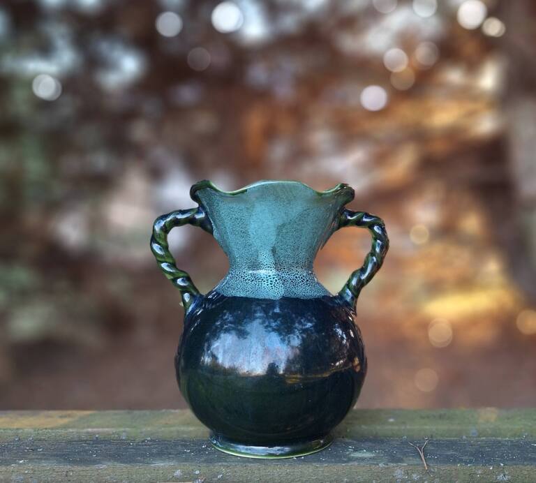 Ceramiczny zielony wazon z dwoma uchwytami