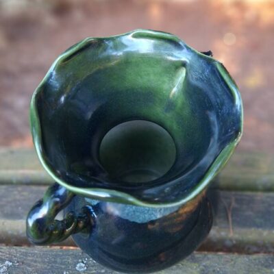 Ceramiczny zielony wazon z dwoma uchwytami