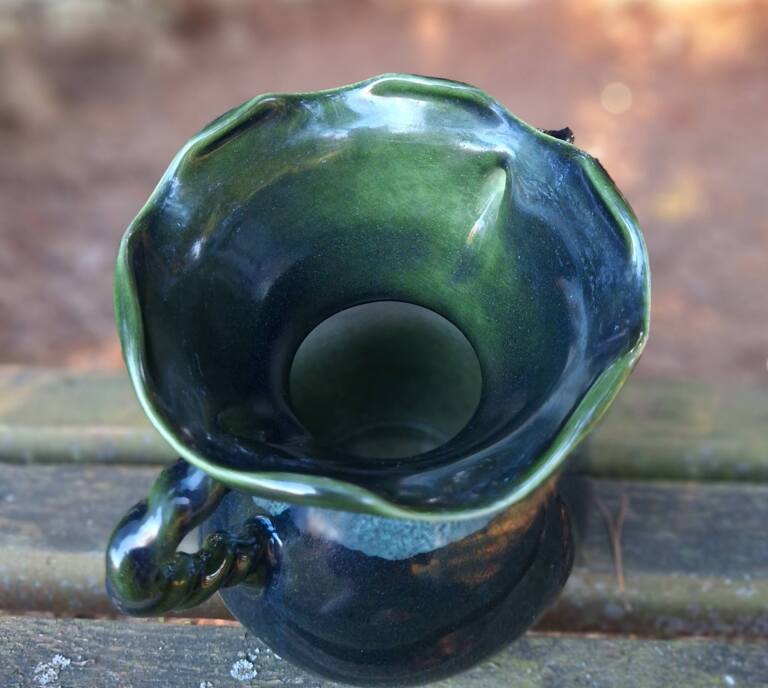 Ceramiczny zielony wazon z dwoma uchwytami