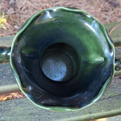 Ceramiczny zielony wazon z dwoma uchwytami