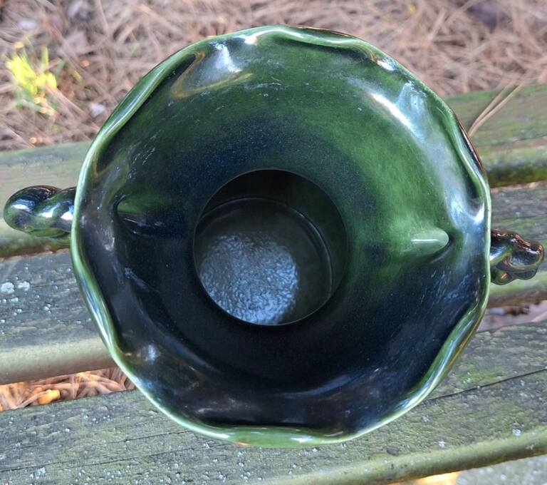 Ceramiczny zielony wazon z dwoma uchwytami