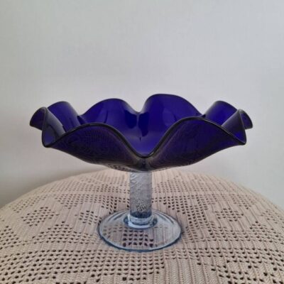 Szklana kobaltowa patera na nodze