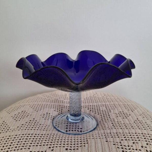 Szklana kobaltowa patera na nodze