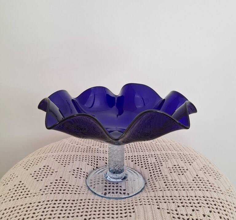 Szklana kobaltowa patera na nodze