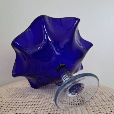 Szklana kobaltowa patera na nodze