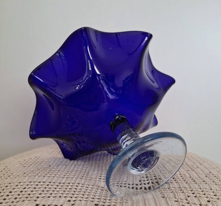 Szklana kobaltowa patera na nodze