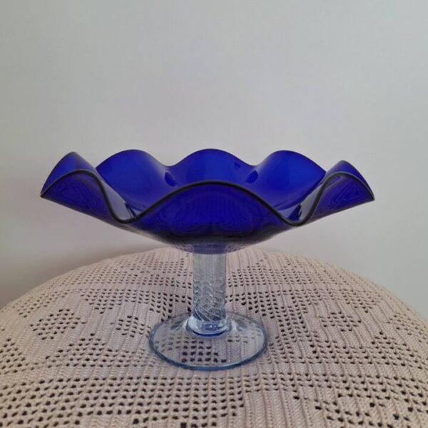 Szklana kobaltowa patera na nodze