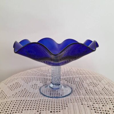 Szklana kobaltowa patera na nodze