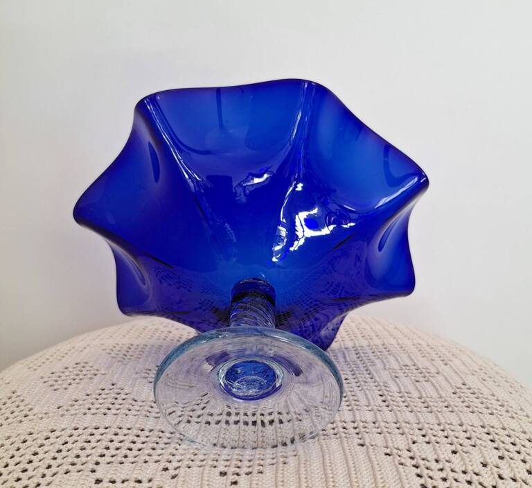 Szklana kobaltowa patera na nodze