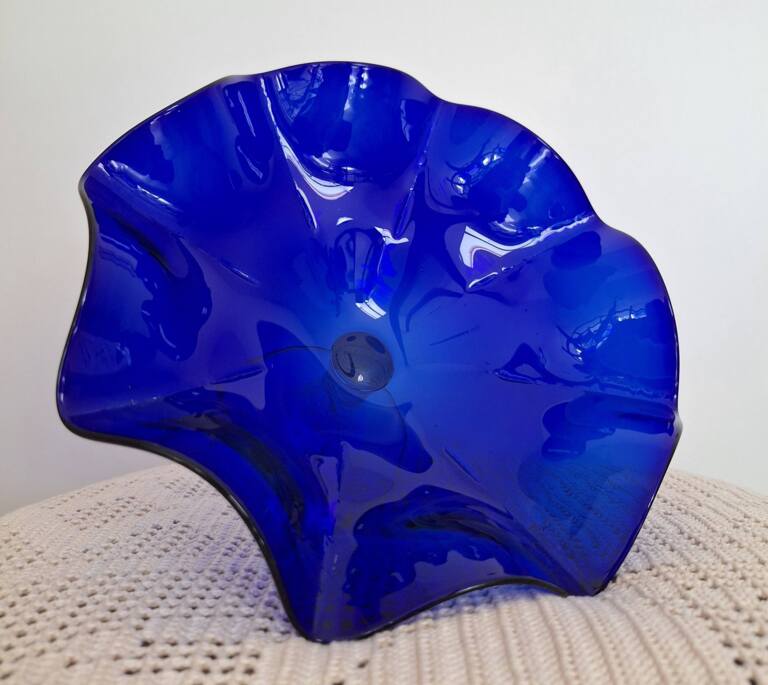 Szklana kobaltowa patera na nodze