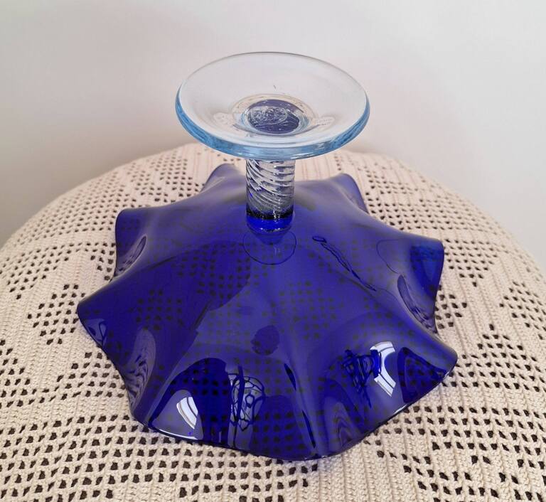 Szklana kobaltowa patera na nodze