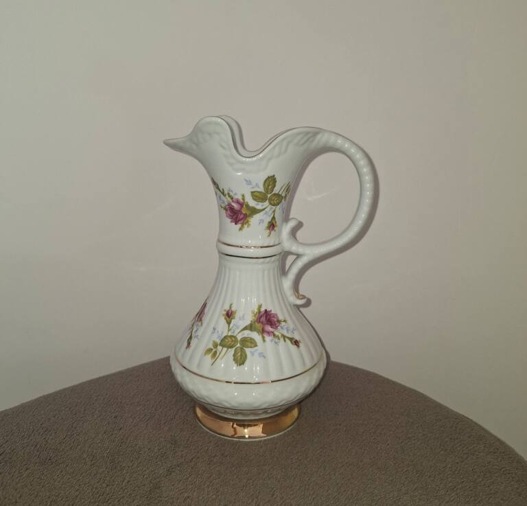Porcelanowy dzbanek wazon Chodzież