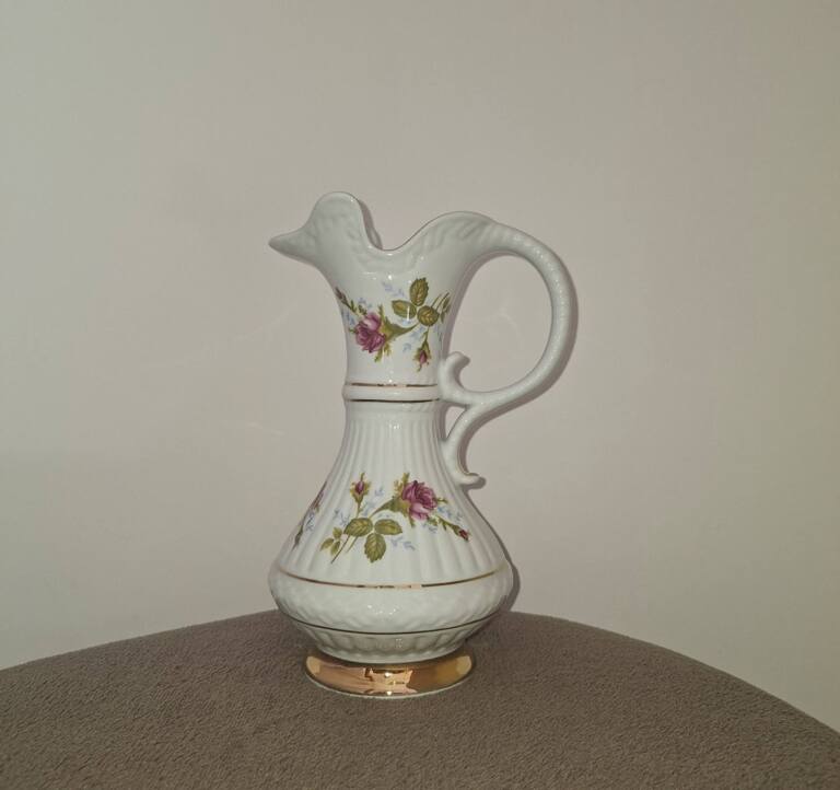 Porcelanowy dzbanek wazon Chodzież