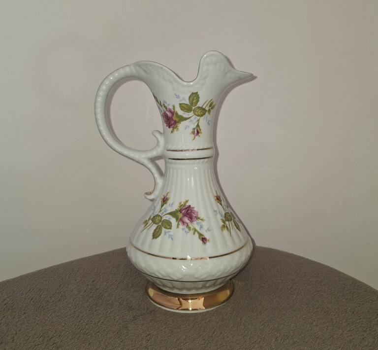 Porcelanowy dzbanek wazon Chodzież