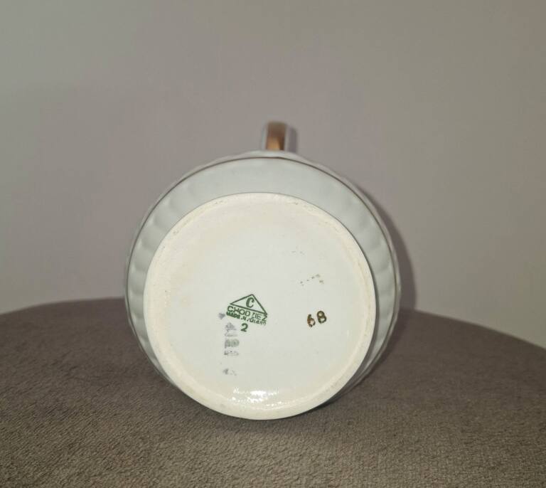 Porcelanowy dzbanek wazon Chodzież