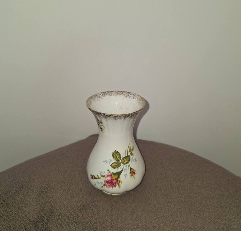 Porcelanowy wazonik Chodzież