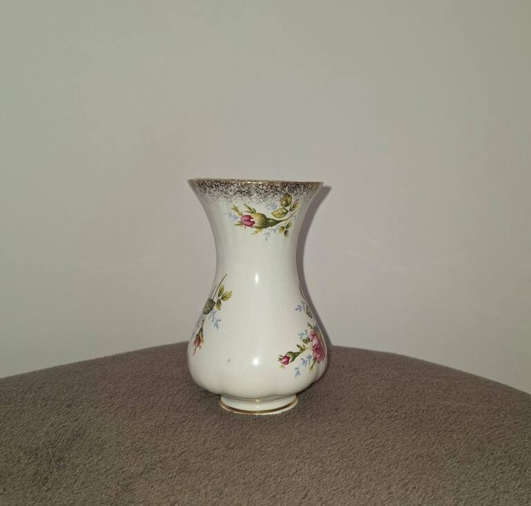 Porcelanowy wazonik Chodzież