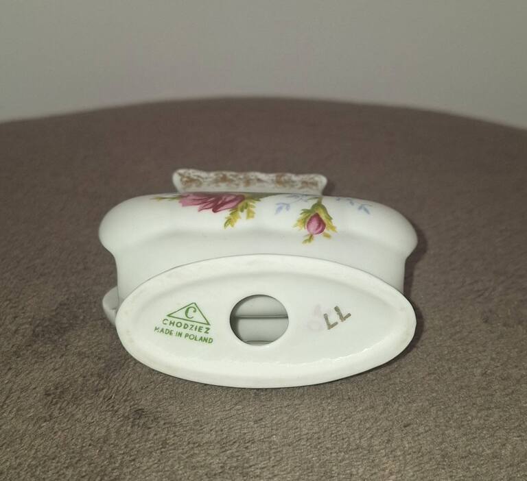 Porcelanowy serwetnik Chodzież