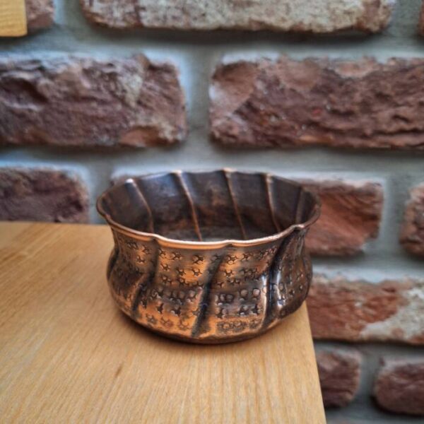 Dekoracyjna miedziana osłonka misa