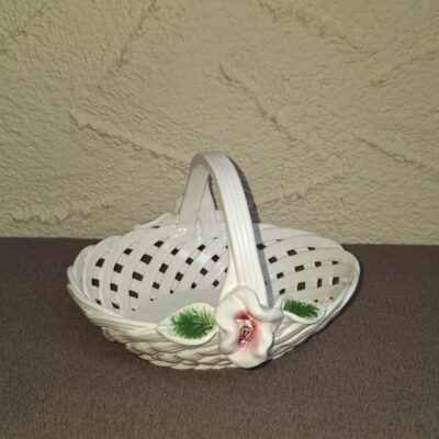 Ażurowy porcelanowy koszyk z różą
