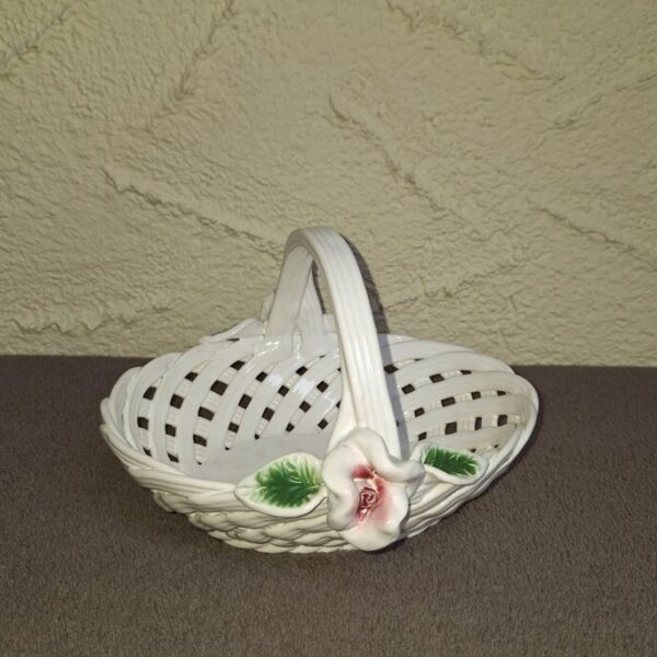 Ażurowy porcelanowy koszyk z różą