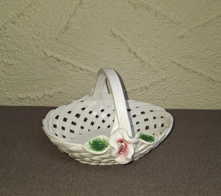 Ażurowy porcelanowy koszyk z różą