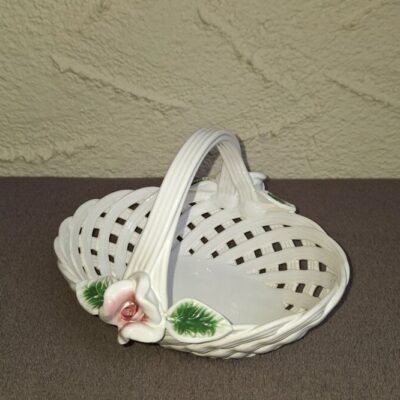 Ażurowy porcelanowy koszyk z różą