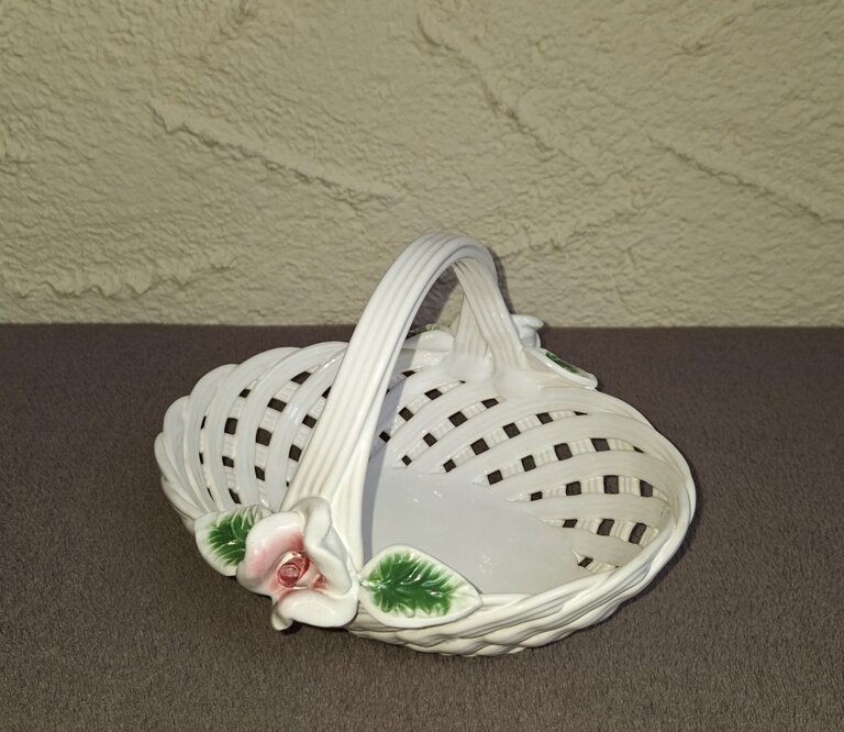 Ażurowy porcelanowy koszyk z różą