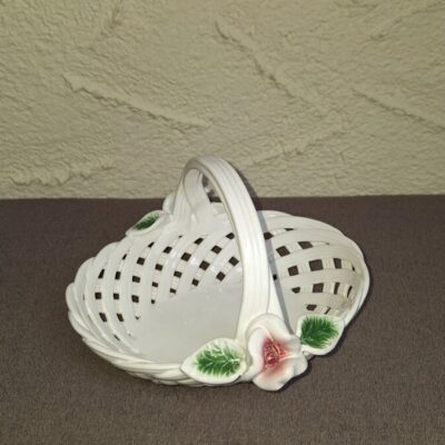 Ażurowy porcelanowy koszyk z różą