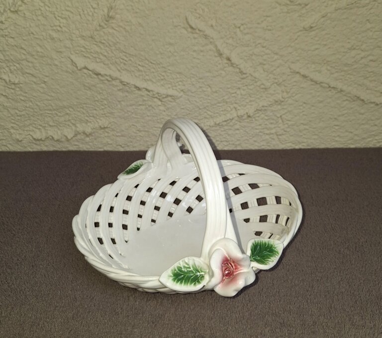 Ażurowy porcelanowy koszyk z różą