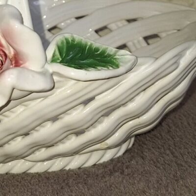 Ażurowy porcelanowy koszyk z różą