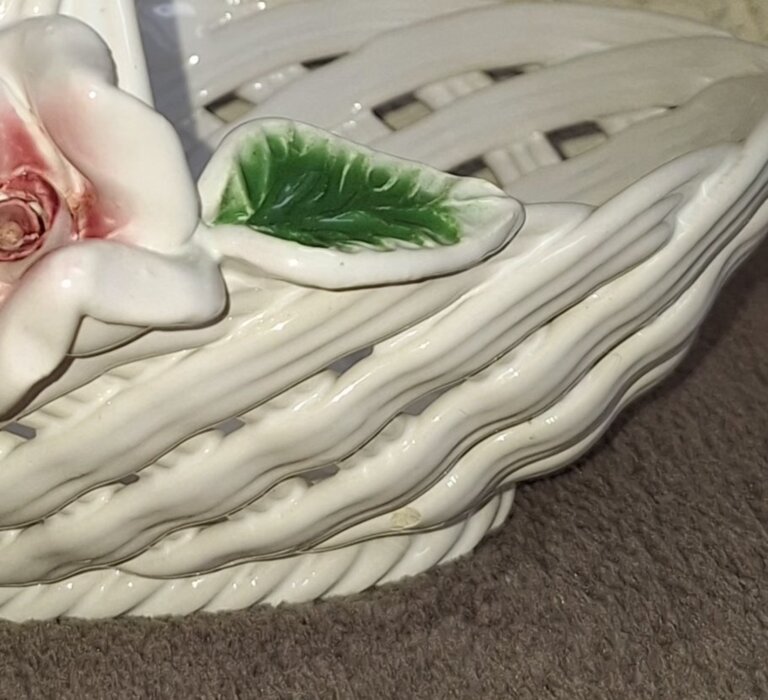 Ażurowy porcelanowy koszyk z różą