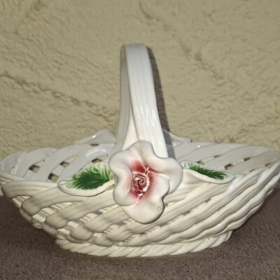 Ażurowy porcelanowy koszyk z różą