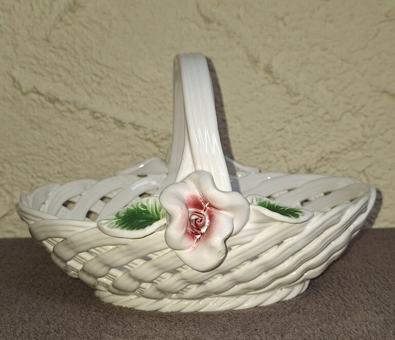 Ażurowy porcelanowy koszyk z różą