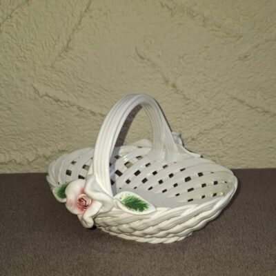 Ażurowy porcelanowy koszyk z różą