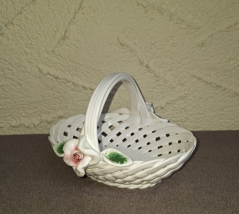 Ażurowy porcelanowy koszyk z różą